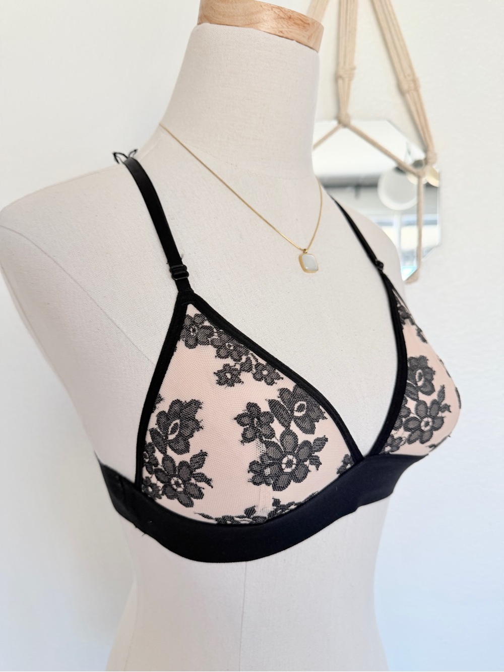 🖤 Victoria’s Secret PINK Black Lace Triangle Bralette Floral Lace Bra Nude Small - Picture 2 of 12
